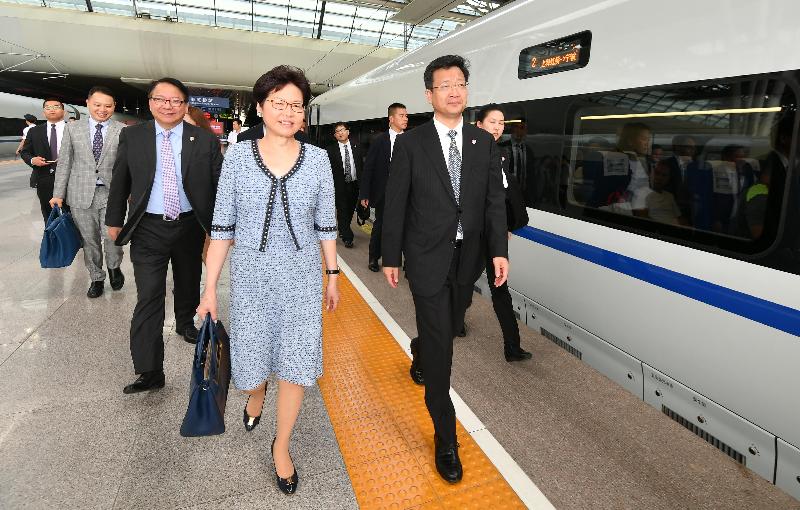 行政长官林郑月娥（右二）今日（八月二十三日）乘搭高铁由上海前往杭州。