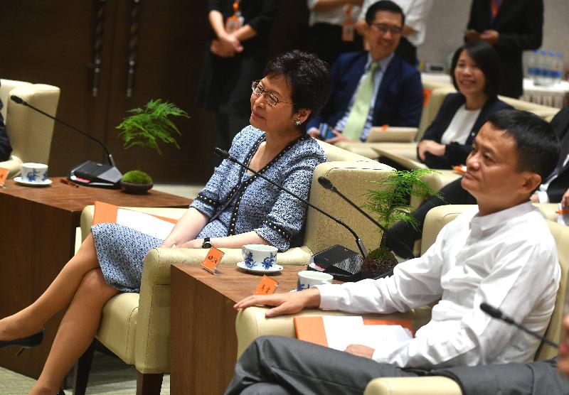 行政长官林郑月娥今日（八月二十三日）下午在杭州参观阿里巴巴集团。图示林郑月娥（左一）、阿里巴巴集团董事局主席马云（左二）与其他嘉宾听取职员介绍集团运作情况。