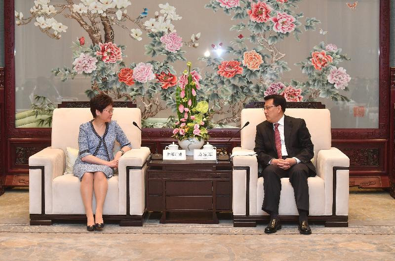 The Chief Executive, Mrs Carrie Lam (left), meets the Governor of Zhejiang Province, Mr Yuan Jiajun (right), in Hangzhou today (August 23).