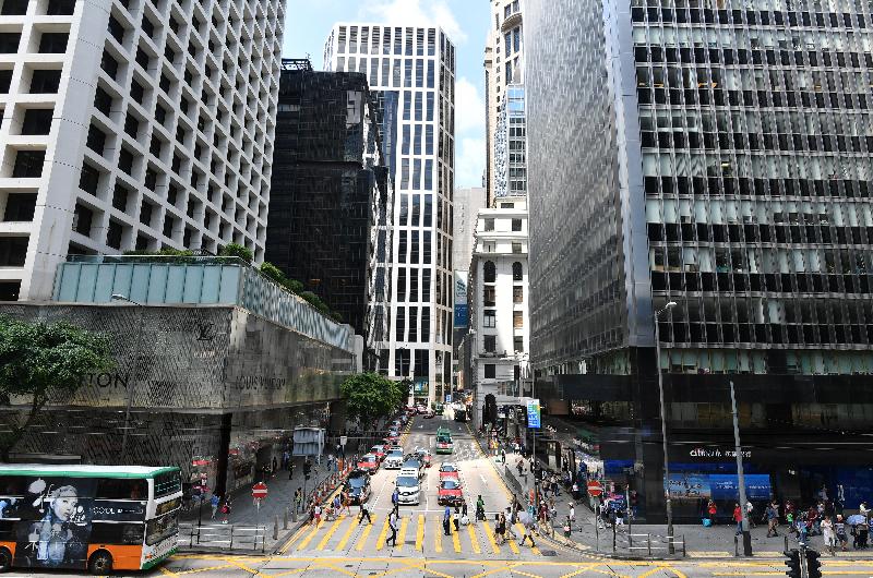 今日的中環畢打街與昔日截然不同。政府圖片檔案與銷售系統（www.photostore.gov.hk）是豐富的歷史和主題圖片檔案庫，部分圖片方便市民對比香港今昔變遷。