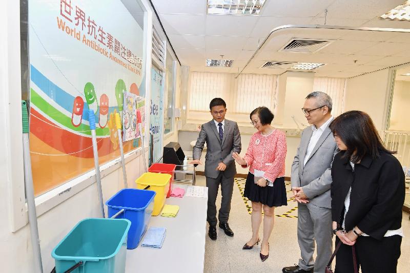 The Secretary for Food and Health, Professor Sophia Chan (third right), together with the Permanent Secretary for Food and Health (Health), Ms Elizabeth Tse (first right), and the Under Secretary for Food and Health, Dr Chui Tak-yi (second right), today (August 24) inspected the Centre for Health Protection of the Department of Health. They learned about the use of a colour coding scheme at the Infectious Disease Control Training Centre.