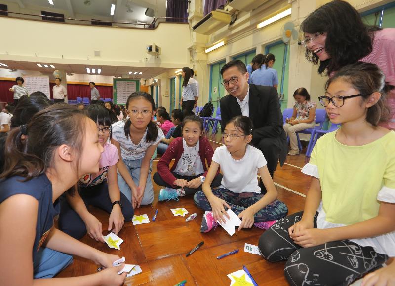 The Secretary for Education, Mr Kevin Yeung (rear, second right), today (August 24) observed the Secondary One (S1) Bridging Programme at Kowloon True Light School to support the new S1 students. Led and supported by the principal, veteran teachers and senior students, the newcomers participated in various activities to learn more about their school culture, environment, school life as well as their teachers and schoolmates. 