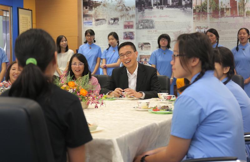 教育局局长杨润雄（中）今日（八月二十四日）探访九龙真光中学，并与师生交谈。

