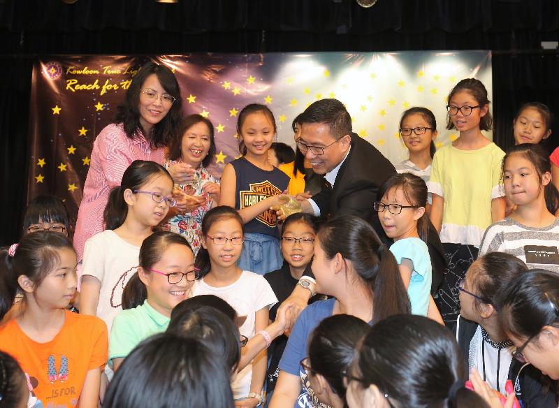 教育局局长杨润雄（后排左四）今日（八月二十四日）参观九龙真光中学举办的中一适应及成长活动，并参与「百人画作」环节，与同学一起打下色彩缤纷的手印。
