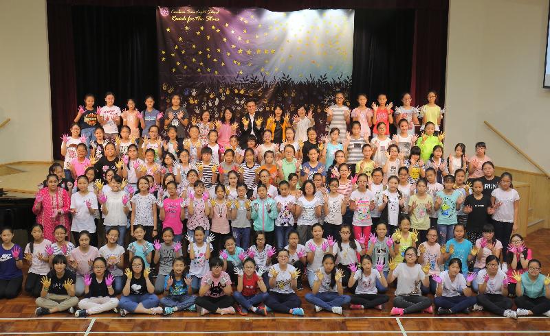 教育局局长杨润雄（后排左八）今日（八月二十四日）参观九龙真光中学，与参加中一适应及成长活动的学生合照。

