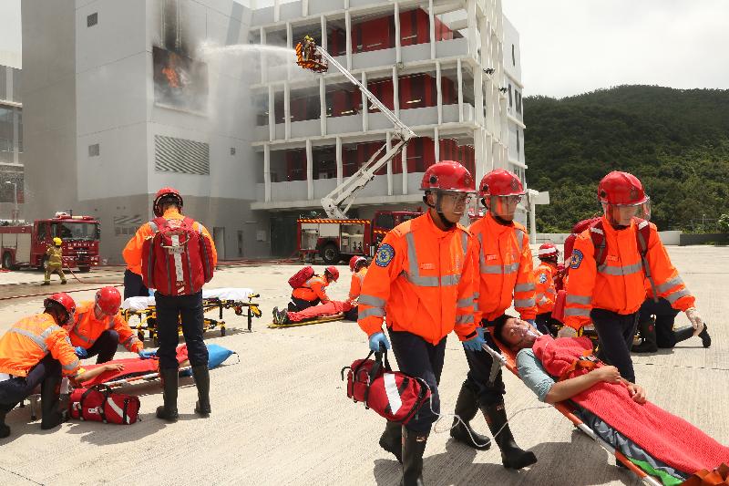The Secretary for Security, Mr John Lee, reviewed the 179th Fire Services passing-out parade at the Fire and Ambulance Services Academy in Tseung Kwan O today (August 24). Picture shows graduates demonstrating firefighting and rescue techniques.