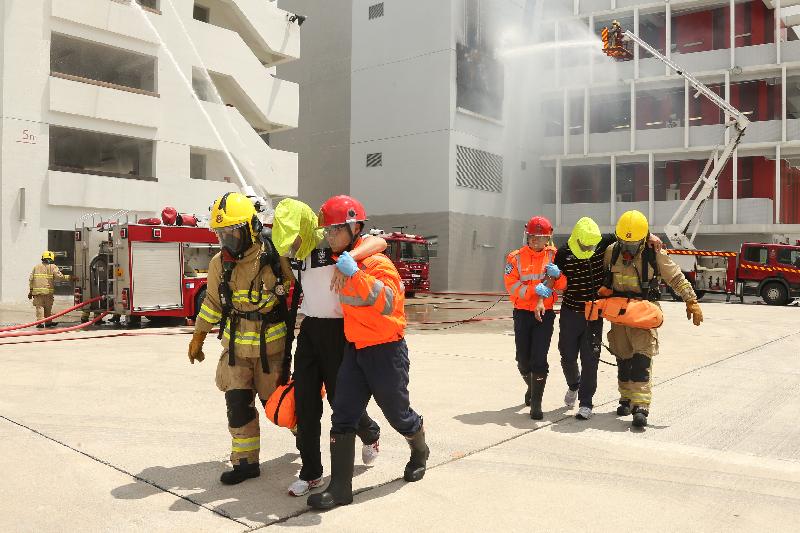 The Secretary for Security, Mr John Lee, reviewed the 179th Fire Services passing-out parade at the Fire and Ambulance Services Academy in Tseung Kwan O today (August 24). Picture shows graduates demonstrating firefighting and rescue techniques.