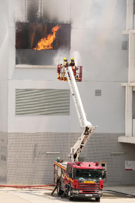 The Secretary for Security, Mr John Lee, reviewed the 179th Fire Services passing-out parade at the Fire and Ambulance Services Academy in Tseung Kwan O today (August 24). Picture shows graduates demonstrating firefighting and rescue techniques.
