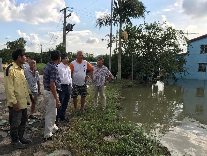 漁 農 自 然 護 理 署 署 長 梁 肇 輝 博 士 今 日 （ 八 月 二 十 四 日 ） 下 午 視 察 受 颱 風 天 鴿 影 響 的 農 田 及 魚 塘 。 圖 示 梁 肇 輝 博 士 （ 右 三 ） 視 察 一 個 位 於 元 朗 甩 洲 的 魚 塘 ， 並 向 魚 塘 負 責 人 了 解 颱 風 對 其 魚 塘 的 影 響 。 