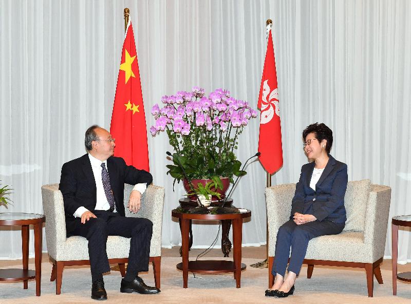The Chief Executive, Mrs Carrie Lam, met the Governor of Sichuan Province, Mr Yin Li, at the Chief Executive's Office this afternoon (August 24).