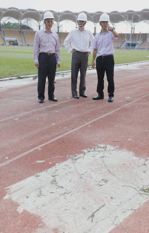 The Under Secretary for Home Affairs, Mr Jack Chan (centre), and the Acting Director of Leisure and Cultural Services, Mr Raymond Fan (left), visited the Siu Sai Wan Sports Ground in Eastern District this afternoon (August 24) to inspect the impact brought about by Tropical Cyclone Hato to the turf pitch, track and field facilities as well as the spectator stand of the sports ground.