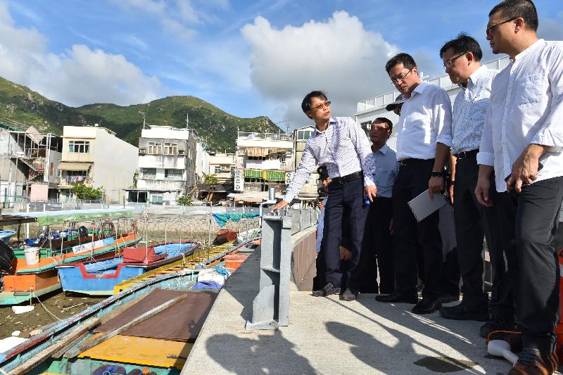 The Secretary for Development, Mr Michael Wong, visited Tai O this afternoon (August 24). Photo shows Mr Wong (third right), the Director of Drainage Services, Mr Edwin Tong (second right), and the District Officer (Islands), Mr Anthony Li (first left), inspecting the flood barriers installed in Tai O.