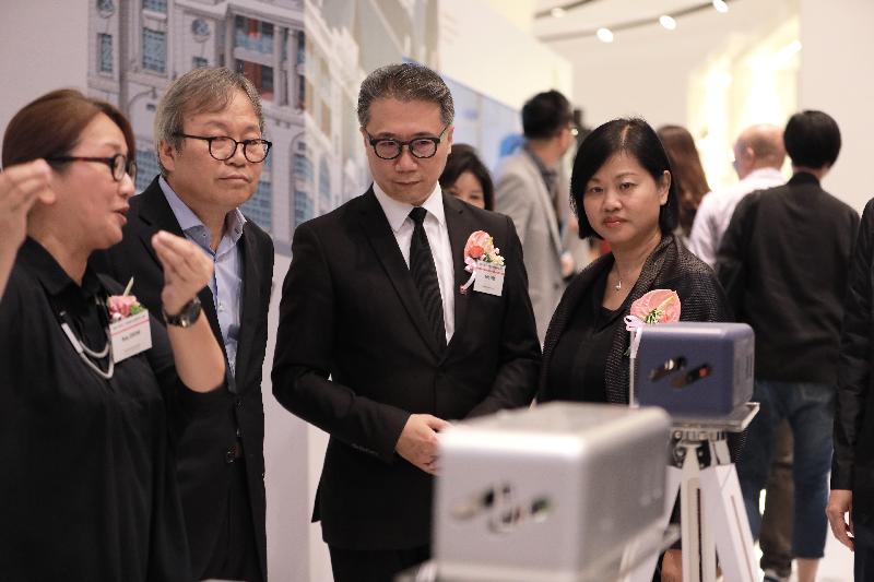 香港驻东京经济贸易首席代表翁佩雯（右）今日（八月二十五日）在韩国首尔参观香港设计展Confluence‧20+ Creative Ecologies of Hong Kong。