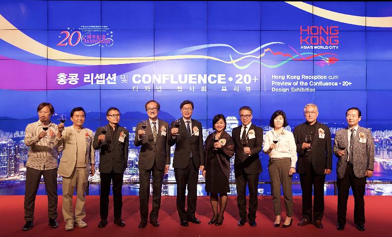The Principal Hong Kong Economic and Trade Representative (Tokyo), Ms Shirley Yung (fifth right); Head of Create Hong Kong, Mr Jerry Liu (fourth left); and other guests propose a toast at a reception before the opening ceremony of the "Confluence · 20+ Creative Ecologies of Hong Kong" exhibition in Seoul, Korea, today (August 25).