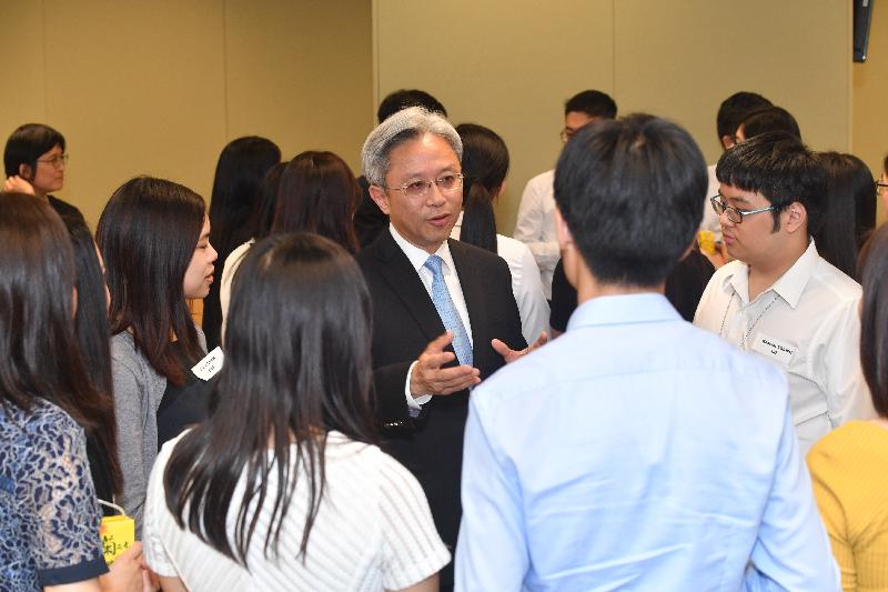 公务员事务局局长罗智光（中）今日（八月二十五日）与参加政务职系暑期实习计划的大学生见面，了解他们的学习体验。