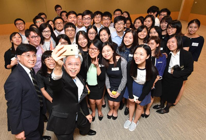 The Secretary for the Civil Service, Mr Joshua Law, today (August 25) met with university students participating in the Administrative Service Internship Programme. Photo shows Mr Law (front row, second left) taking a selfie with the students. First left is the Permanent Secretary for the Civil Service, Mr Thomas Chow.