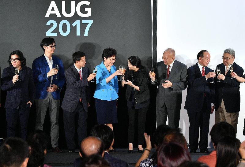 The Chief Executive, Mrs Carrie Lam, attended the opening ceremony of the International Design Furniture Fair Hong Kong (IDFFHK) at the Hong Kong Convention and Exhibition Centre today (August 25). Photo shows (from fourth left) Mrs Lam; the Founder and Director of the IDFFHK, Ms Winnie Yue; Vice-Chairman of the National Committee of the Chinese People's Political Consultative Conference Mr Tung Chee Hwa; and other officiating guests at the toasting ceremony.