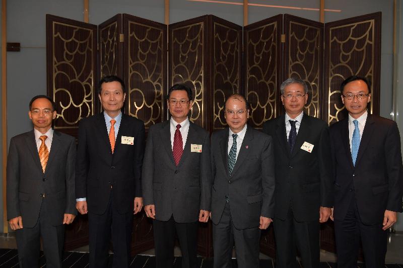 The Chief Secretary for Administration, Mr Matthew Cheung Kin-chung (third right), met Member of the Organisation of Communist Party of China of the People's Government of Guangdong Province Mr Chen Yunxian (third left); Vice-chairman of the Guangdong Provincial Committee of the Chinese People's Political Consultative Conference Mr Wang Xunzhang (second right), and the Director General of the Hong Kong and Macao Affairs Office of the People's Government of Guangdong Province, Mr Liao Jingshan (second left), to exchange views on issues related to the development plan for the Guangdong-Hong Kong-Macao Bay Area during his visit to Guangzhou today (August 25). Also present were the Director of the Hong Kong Economic and Trade Office in Guangdong, Mr Albert Tang (first left), and the Secretary for Constitutional and Mainland Affairs, Mr Patrick Nip (first right).