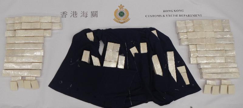 香港海关今日（八月二十五日）在香港国际机场缉获约二十三公斤怀疑象牙制品，估计市值约四十六万元。图示被检获的怀疑象牙制品及特制背心。