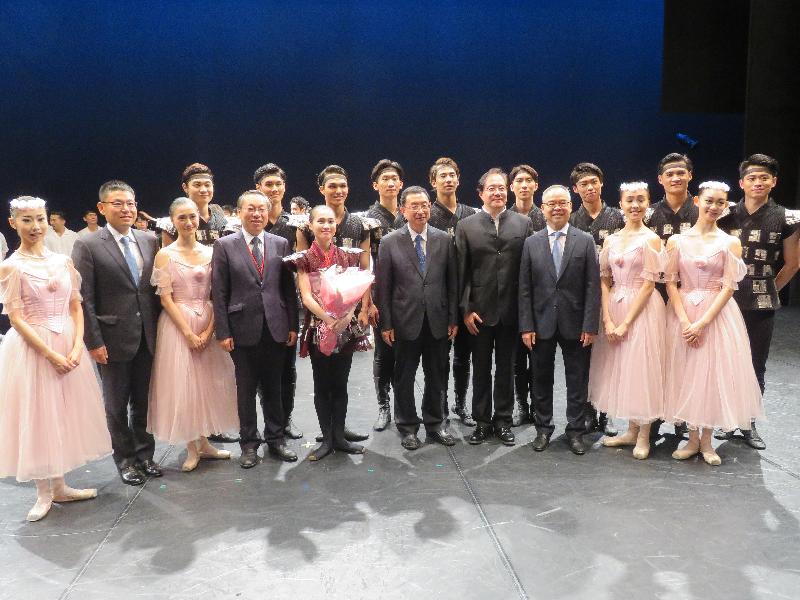 The Secretary for Home Affairs, Mr Lau Kong-wah (front row, third right) attended the Trilateral Arts Festival 2017 of the China-Japan-South Korea Cultural Ministers' meeting in Kyoto, Japan, last night (August 25). Picture shows the Minister of Culture, Mr Luo Shugang (front row, fifth right) and Mr Lau in a photo with the performers of the National Ballet of China.