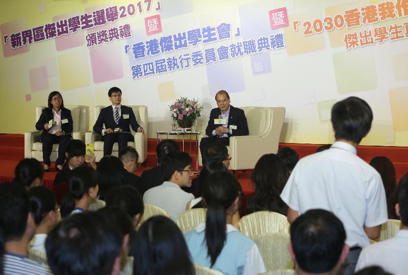 政務司司長張建宗（右）今日（八月二十六日）出席新界青年聯會舉辦的「2030香港我作主」傑出學生真情對話，並與學生交談。