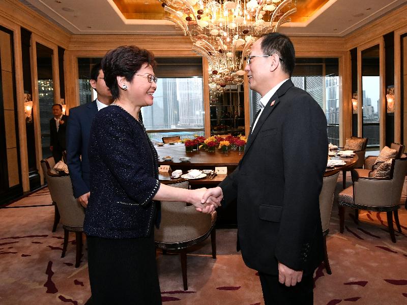 The Chief Executive, Mrs Carrie Lam (left), meets with the Director of the General Administration of Sport of China, Mr Gou Zhongwen (right), in Tianjin today (August 27).