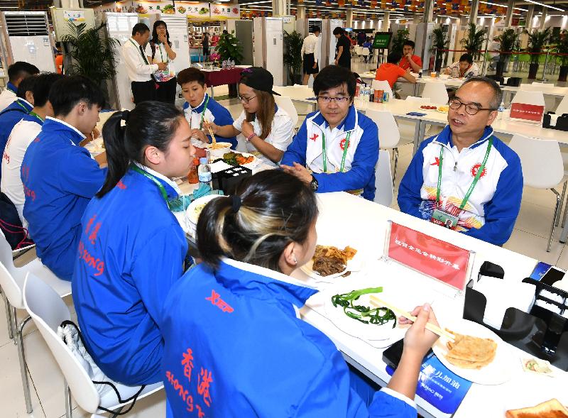 The Secretary for Home Affairs, Mr Lau Kong-wah (first right), visits the Athletes' Village of the 13th National Games in Tianjin and has lunch with Wushu athletes today (August 27). 