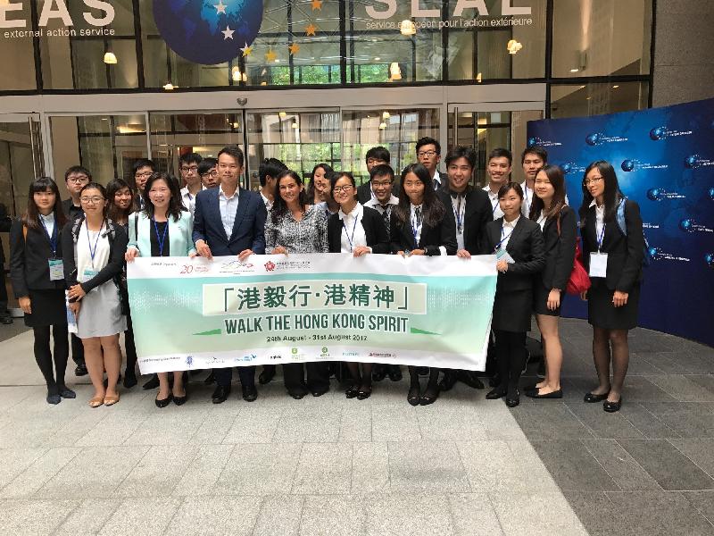20名20歲的香港青年八月二十四日至三十一日在比利時參加交流活動。他們八月二十五日在香港駐布魯塞爾經濟貿易辦事處助理代表詹錦秋（前排左四）陪同下到訪歐洲委員會，聽取歐盟委員會歐洲對外事務部代表Deren Derya（前排左五）介紹歐盟與中國及香港的關係。