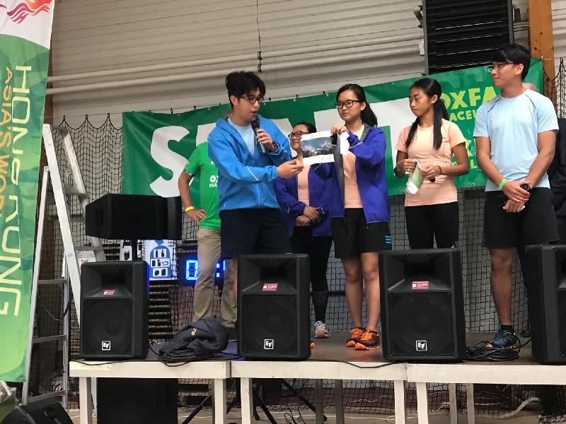 At the opening ceremony of the Oxfam Trailwalker in Bütgenbach, Belgium, on August 25, representatives of the five teams of Hong Kong youths each presented to the audience an aspect of Hong Kong's attractions such as its beautiful cityscape, excellent cuisine and green hiking trails.