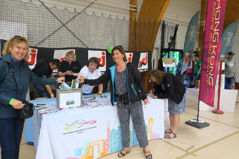 The Hong Kong Economic and Trade Office in Brussels set up a booth to promote Hong Kong’s many green areas and hiking trails at the venue for the opening ceremony of the Oxfam Trailwalker in Bütgenbach, Belgium, on August 25. Participants could write postcards showing views of Hong Kong to send to friends and family.