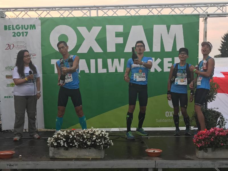The Deputy Representative of Hong Kong Economic and Trade Office in Brussels, Miss Alice Choi (first left), congratulated the first Hong Kong team to finish the Oxfam Trailwalker on August 27 (Belgian time) in Belgium.