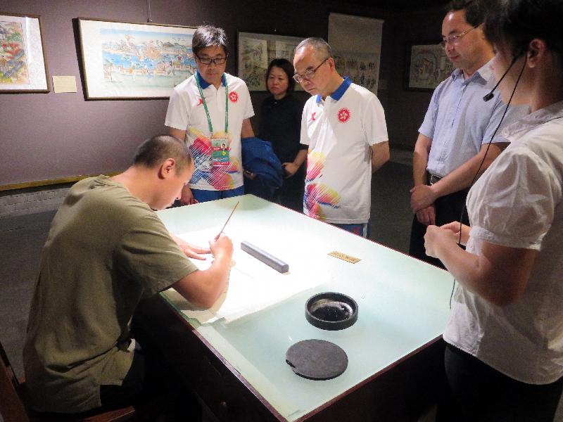 民政事務局局長劉江華（右三）今日（八月二十八日）在天津期間，參觀天津楊柳青木版年畫博物館。