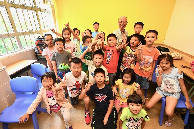 环境局局长黄锦星（后排右二）今日（八月二十九日）到访救世军竹园综合服务中心与青少年交流环境保护方面的意见。