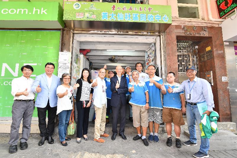 Accompanied by the Wong Tai Sin District Council Chairman, Mr Li Tak-hong (first row, second left), the Secretary for the Environment, Mr Wong Kam-sing (first row, fifth right), today (August 29) visits the Wong Tai Sin Community Recycling Centre to view its recycling facilities.