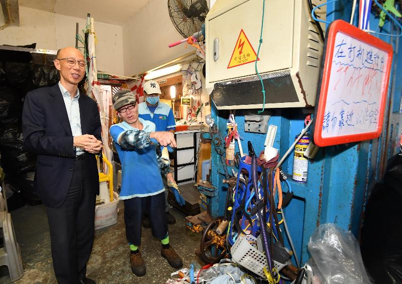 The Secretary for the Environment, Mr Wong Kam-sing (left), today (August 29) visits the Wong Tai Sin Community Recycling Centre and views its recycling facilities.
