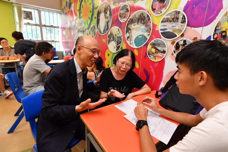 The Secretary for the Environment, Mr Wong Kam-sing (first left), today (August 29) visits the Salvation Army Chuk Yuen Integrated Service Centre to exchange views with youngsters and the elderly on environmental protection.
