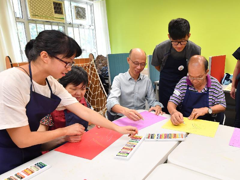 The Secretary for the Environment, Mr Wong Kam-sing (third right), today (August 29) visits the Salvation Army Chuk Yuen Integrated Service Centre to exchange views with the elderly on environmental protection.
