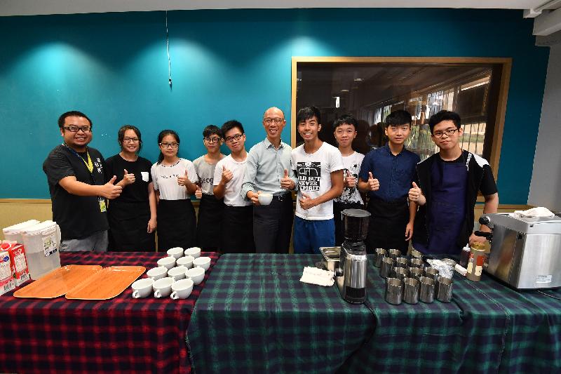 The Secretary for the Environment, Mr Wong Kam-sing (fifth right), today (August 29) visits the Salvation Army Chuk Yuen Integrated Service Centre to exchange views with youngsters on environmental protection.