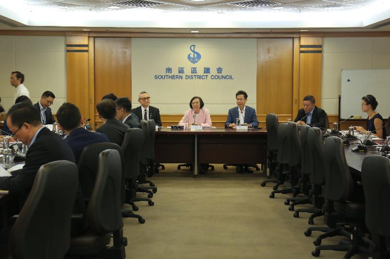The Secretary for Food and Health, Professor Sophia Chan (fourth right), visited Southern District Council today (August 29). Photo shows Professor Chan, accompanied by the Under Secretary for Food and Health, Dr Chui Tak-yi (fifth right), exchanging views on district issues with the Chairman of Southern District Council, Dr Chu Ching-hong (third right), Vice-chairman Mr Chan Fu-ming (second right), and other council members.