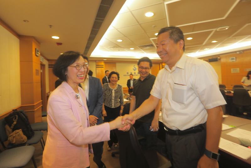 The Secretary for Food and Health, Professor Sophia Chan (left), visited Southern District today (August 29), where she is pictured meeting Southern District Council members. 