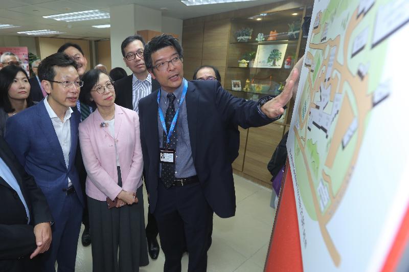The Secretary for Food and Health, Professor Sophia Chan (second right), is briefed by the Hospital Chief Executive of Grantham Hospital, Dr Pang Fei-chau (first right), on the hospital’s future development today (August 29).