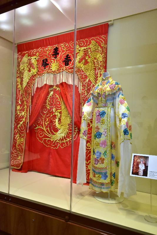「花旦．西宮．嫲嫲——李香琴的演藝世界」今日（八月三十日）起在香港文化博物館的粵劇文物館展出。圖示李香琴捐贈的紅地顧繡大帳及白地彩片小古裝。