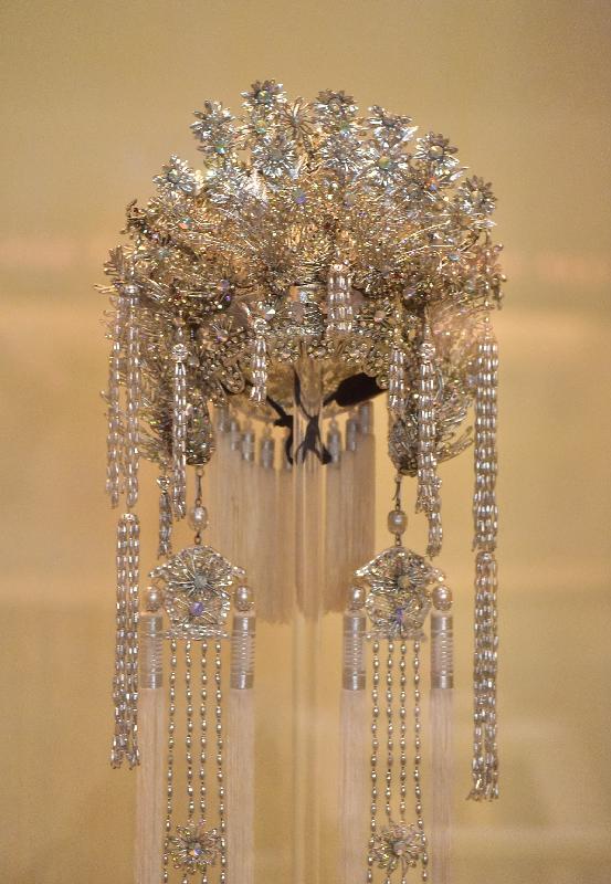 「花旦．西宮．嫲嫲——李香琴的演藝世界」今日（八月三十日）起在香港文化博物館的粵劇文物館展出。圖示李香琴捐贈的銀鳳冠。
