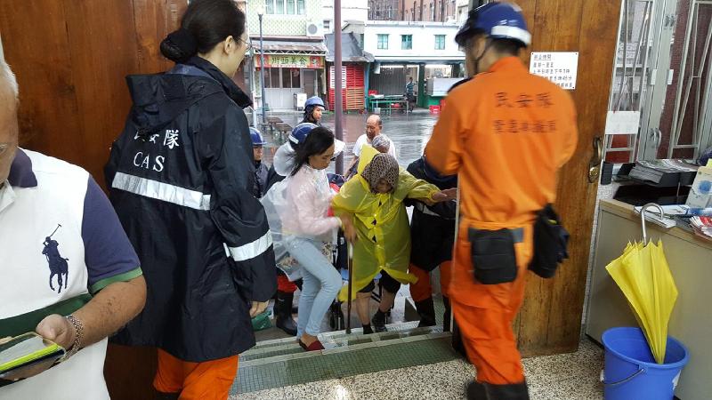 民安隊成員協助在颱風「天鴿」襲港期間受水浸影響的低窪地區大澳居民前往位於大澳鄉事委員會辦事處的臨時庇護中心暫避。