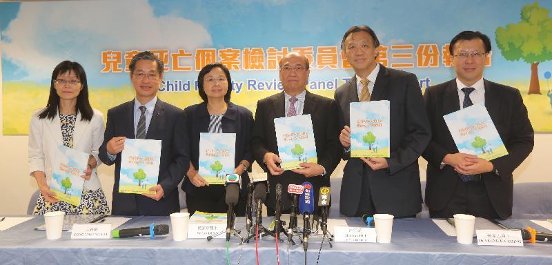 The Child Fatality Review Panel published its third report on the prevention of child death today (August 31). Photo shows the Chairman of the Review Panel, Mr Herman Hui (third right), and group convenors Dr Tony Lau (first right), Dr Yeung Ka-ching (second right), Mr Fong Cheung-fat (second left) and Dr Eva Dunn (third left) briefing media representatives on highlights of the report. Also attending the briefing is the Acting Assistant Director of Social Welfare (Family and Child Welfare), Ms Annisa Ma (first left).