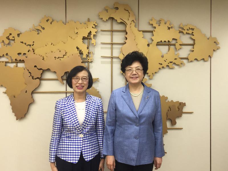 The Secretary for Food and Health, Professor Sophia Chan (left), this morning (August 31) calls on the Minister of National Health and Family Planning Commission, Ms Li Bin, in Beijing.