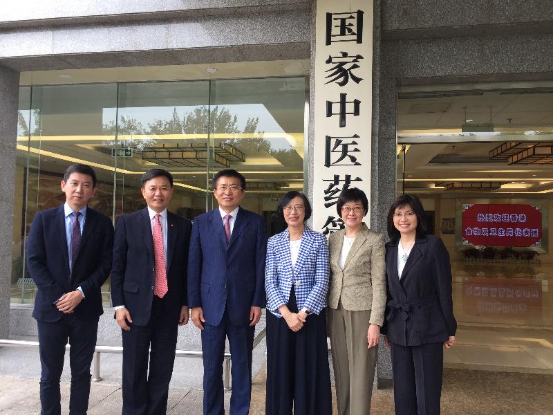 The Secretary for Food and Health, Professor Sophia Chan, visited the State Administration of Traditional Chinese Medicine (SATCM) in Beijing today (August 31). Photo shows Professor Chan (third right), the Permanent Secretary for Food and Health (Health), Ms Elizabeth Tse (first right); the Director of Health, Dr Constance Chan (second right), and the Chief Executive of the Hospital Authority, Dr Leung Pak-yin (second left) with the Vice-Commissioner of the State Administration of Traditional Chinese Medicine, Mr Yu Wenming (third left), and the Deputy Director General of the Department of International Cooperation of SATCM, Mr Zhu Haidong (first left).