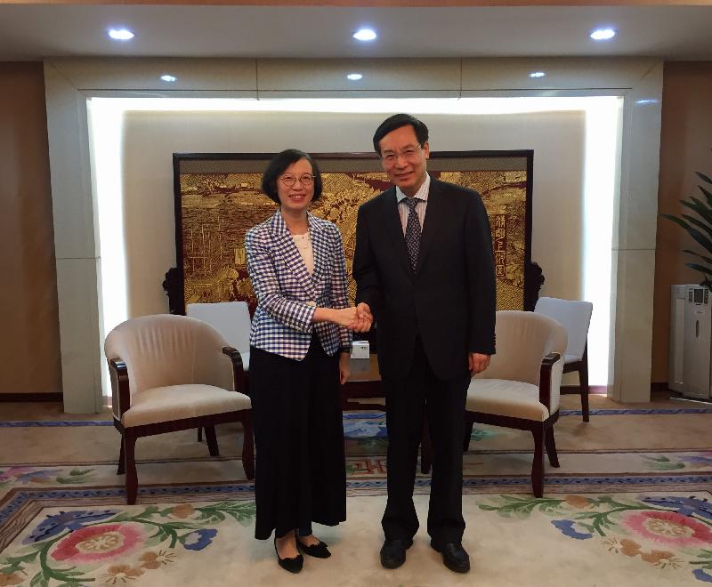 The Secretary for Food and Health, Professor Sophia Chan (left), today (August 31) visited the China Food and Drug Administration (CFDA), where she is pictured meeting the Minister of the CFDA, Mr Bi Jingquan.