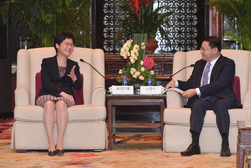 行政长官林郑月娥（左）今日（八月三十一日）在深圳与深圳市委书记王伟中（右）会面。