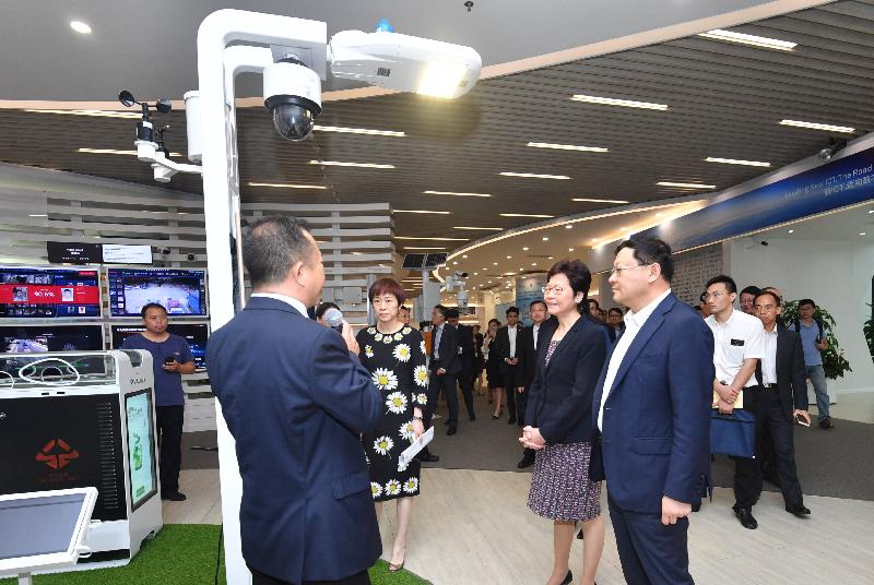 行政長官林鄭月娥今日（八月三十一日）在深圳參觀華為技術有限公司。圖示林鄭月娥（右二）聽取職員介紹該公司的運作情況。